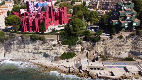 La-Muralla-Roja-Gebäude,-Rote-Wand-Gebäude-In-Calp,-Spanien