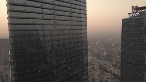Luftaufnahme-Der-Luftverschmutzung-über-Gebäuden-Und-Wolkenkratzern-Am-Paseo-De-La-Reforma-In-Mexiko-Stadt