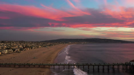Farbenfroher-Himmel-Bei-Sonnenuntergang-über-Manhattan-Beach-Und-Pier-In-Kalifornien,-USA