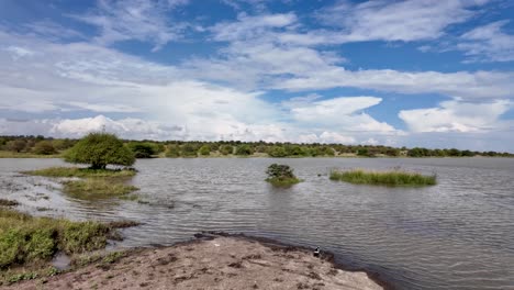 See-In-Der-Wildnis-Mit-Blauem-Himmel