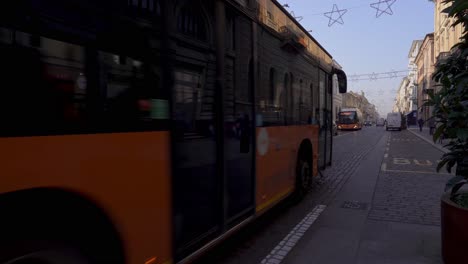 Autobuses-De-Transporte-Público-Ecológicos-Que-Transportan-Eficazmente-A-Las-Personas-Por-La-Histórica-Ciudad-De-Mantua.