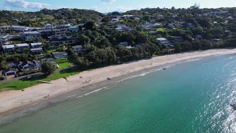 People-And-Beachfront-Properties-At-Big-Oneroa-Beach-On-Oneroa-Bay-In-Auckland,-New-Zealand