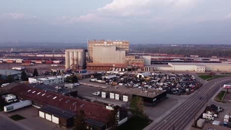 Aufschlussreiche-Drohnenaufnahme-Der-ADM-Mühlenanlage-Mit-Einer-Eisenbahn-Im-Hintergrund