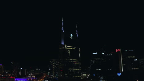 Antena-En-órbita-Del-Edificio-Alto-De-Dark-Att-Batman-En-Nashville-Tn-Por-La-Noche
