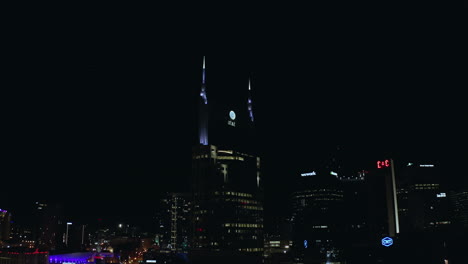 Umlaufende-Antenne-Des-Dunklen-ATT-Batman-Hochhauses-In-Nashville,-TN-Bei-Nacht