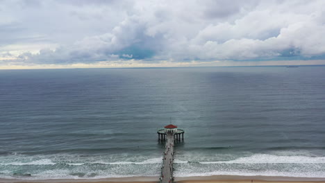 Der-Manhattan-Beach-Pier-In-Manhattan-Beach,-Kalifornien-An-Der-Küste-Des-Pazifischen-Ozeans-In-Den-Vereinigten-Staaten