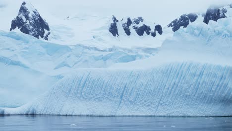 Gran-Formación-De-Hielo-Del-Iceberg-Azul-De-La-Antártida,-Hielo-De-La-Antártida-Flotando-En-El-Océano-De-Cerca,-Paisaje-Helado-De-Invierno-De-La-Península-Antártica-Con-Patrones-Asombrosos,-Detalle-Del-Iceberg-En-Una-Escena-De-Paisaje-Helado