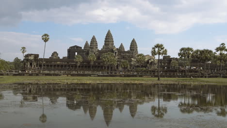 Vista-Frontal-Del-Icónico-Y-Pintoresco-Templo-Hindú-De-Angkor-Wat,-Camboya
