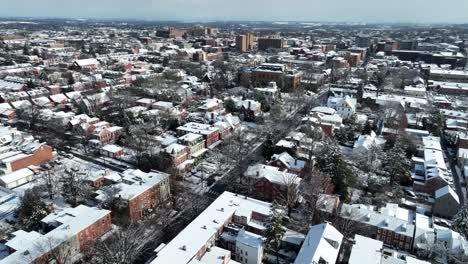 Amerikanische-Stadt-Im-Winter-Mit-Schnee-Bedeckt