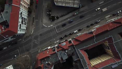 Calle-Vista-Desde-Un-Dron,-Hay-Muchos-Autos,-Tejados-De-Los-Edificios,-Podemos-Ver-Una-Buena-Parte-De-La-Avenida