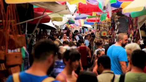 Touristen-Beim-Einkaufen-Auf-Dem-Traditionellen-Kunstmarkt-Von-Ubud-In-Bali,-Indonesien---Lange,-Mittlere-Statische-Aufnahme