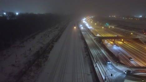 Schneebedeckte-Autobahn-Freeway-Quebec-Route-136-Montreal-Kanada-Bei-Nacht-Luftaufnahme-Drohne