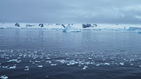 Globale-Erwärmung-Und-Klimawandel-In-Der-Antarktis-Mit-Bergen-Und-Eisbergen,-Landschaftskulisse,-Ozean-Und-Meerwasser-In-Einer-Wunderschönen,-Dramatischen,-Erstaunlichen-Winterszene-Auf-Der-Antarktischen-Halbinsel