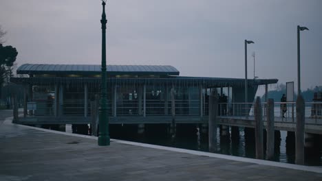 Moderner-Fährhafen-Mit-Grüner-Laterne-In-Der-Abenddämmerung-Auf-Der-Insel-Burano,-Venedig