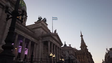 Vista-Crepuscular-Del-Congreso-Nacional-De-Argentina-Con-Fachada-Iluminada