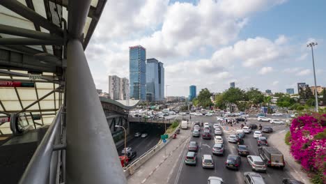 Zeitraffer:-Hauptkreuzung-Von-Tel-Aviv,-Israel,-Sehr-Voll-Mit-Autos-–-Hyperlapse-Dolly-Bewegung-Nach-Rechts