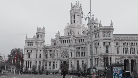 Weite-Aufnahme-Der-Fassade-Des-Berühmten-Cybele-Palastes-Im-Stadtzentrum-Von-Madrid,-Spanien