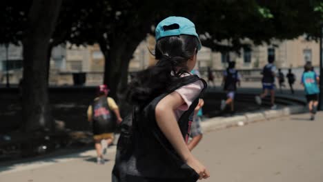 Toma-En-Cámara-Lenta-De-Una-Joven-Corriendo-Con-Un-Grupo-De-Escolares