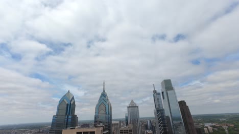 William-Penn-Statue-Mit-FPV-Drohne-Enthüllt-Die-Skyline-Der-Innenstadt-Von-Philadelphia