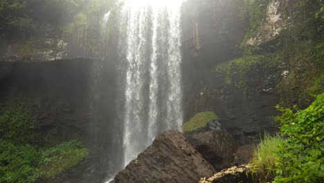 Zillie-Falls,-Queensland-Wasserfallrundweg