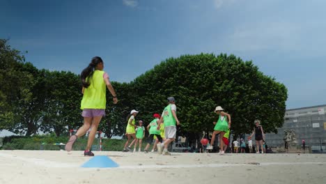 Zeitlupenaufnahme-Aus-Niedrigem-Winkel-Von-Kindern,-Die-In-Einem-Park-Schlagball-Spielen