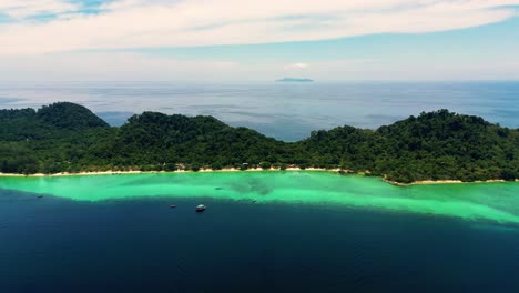 Imágenes-Cinematográficas-De-4.000-Drones-De-Naturaleza-De-Una-Vista-Aérea-Panorámica-De-Las-Hermosas-Playas-E-Islas-Que-Rodean-La-Isla-De-Koh-Lanta-En-Krabi,-Sur-De-Tailandia,-En-Un-Día-Soleado