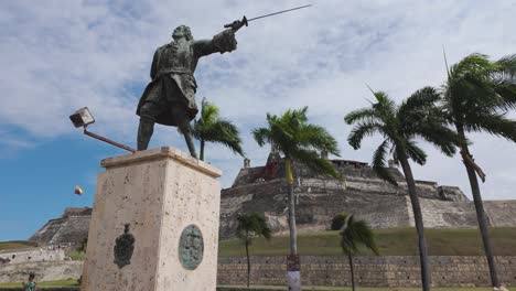 Afueras-Del-Castillo-San-Felipe-De-Barajas-Y-Estatua-Del-Almirante-Español-Blas-De-Lezo,-Cartagena