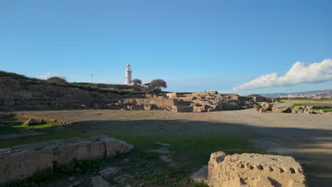 Las-Ruinas-Del-Sitio-Arqueológico-De-Nea-Paphos-Con-Un-Faro-Al-Fondo