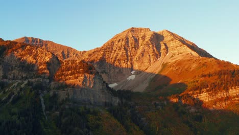 Drohnenschrei-In-Den-Utah-Mountains-Während-Der-Goldenen-Stunde