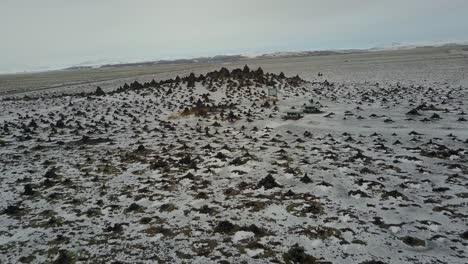 Cresta-De-Lava-En-Laufskálavarða-En-Islandia-Rodeada-De-Mojones-De-Piedra