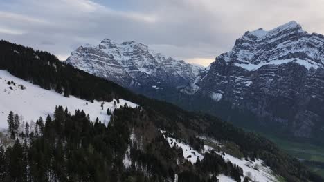 Las-Cumbres-Cubiertas-De-Nieve-En-El-Cantón-De-Glaris,-Suiza,-El-Majestuoso-Esplendor-De-La-Cordillera-Armoniza-Con-El-Terreno-Invernal.