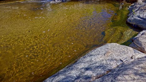 Zeitlupen-Aufnahme-Von-Goldenem-Wasser,-Das-über-Felsen-Im-Sabino-Canyon,-Arizona,-Stürzt