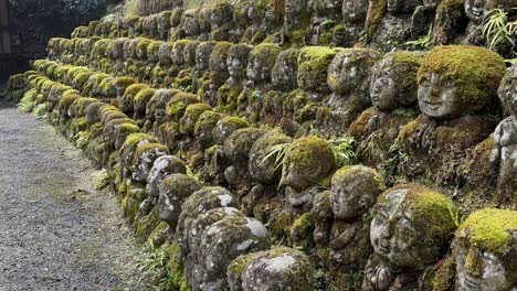 Caminar-Inclinado-Hacia-Las-Estatuas-Rakan-Del-Templo-Otagi-Nenbutsuji-En-Japón