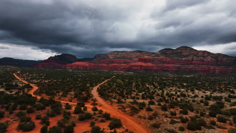 Cielo-Nublado-Sobre-Cañones-Y-Camino-Forestal-Desértico-Cerca-De-Sedona,-Arizona,-Estados-Unidos.
