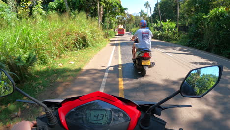 POV-Aufnahmen-Einer-Rollerfahrt-Auf-Der-Straße-In-Sri-Lanka-Durch-Dschungel-Und-Tropische-Bäume