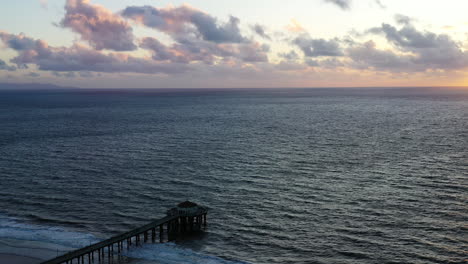 Muelle-De-Manhattan-Beach-Y-Paisaje-Marino-Al-Atardecer-En-California,-EE.UU.