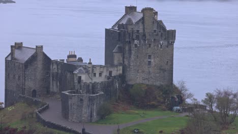Langsame-Schwenkaufnahme-Des-Berühmten-Eilean-Donan-Castle-An-Einem-Regnerischen-Tag