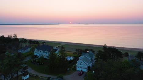 Wunderschöner-Sonnenaufgang-Am-Strand-In-Saco,-Maine-Mit-Ferienhäusern-Und-Farben,-Die-Sich-In-Den-Meereswellen-Entlang-Der-Atlantikküste-Von-Neuengland-Spiegeln