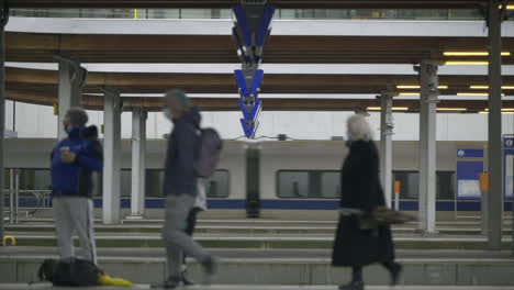 Menschen-Gehen-An-Einem-Bahnsteig-Entlang