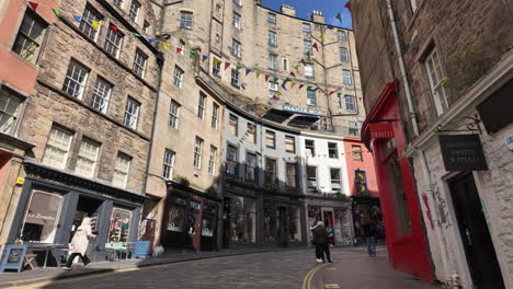 Turismo-Caminando-En-La-Histórica-Calle-Victoria-En-Edimburgo