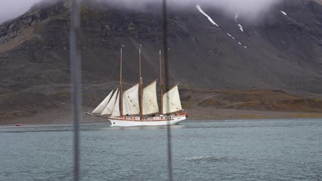 Oldtimer-Schiff-Mit-Segeln-Im-Wasser-Der-Nordsee-Im-Norwegischen-Fjord