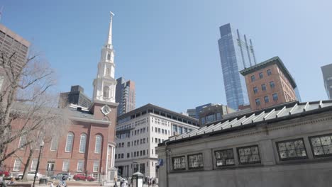 Blick-Hinauf-Auf-Einen-Alten-Kirchturm-Und-Andere-Hochhäuser-Im-Boston-Common-Public-Park-In-Der-Innenstadt-Von-Boston,-Massachusetts-In-4K