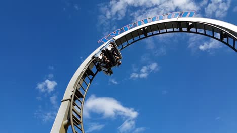 Menschen,-Die-Achterbahn-Fahren,-Zeitlupe,-Wenn-Sie-In-Eine-Schleife-Einfahren