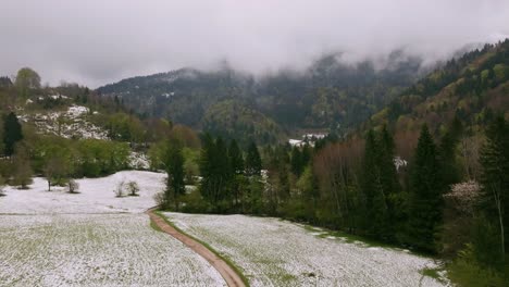 Ciudad-Que-Rodea-Las-Montañas-Dolomitas-En-Italia-Invierno-Nieve-Drone-4k