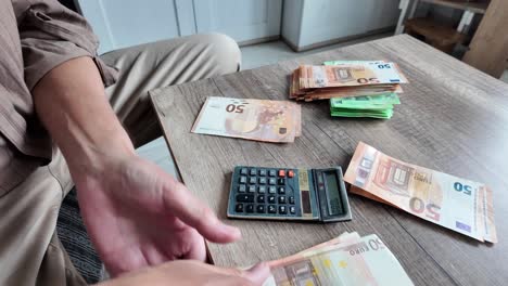Billetes-En-Euros-De-Diferentes-Denominaciones-Sobre-La-Mesa.