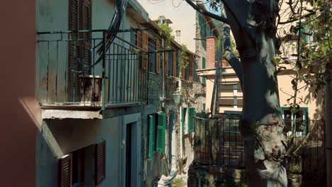 Cinque-Terre-Corniglia-Coastal-Town,-Charming-Houses,-Picturesque-Alleys