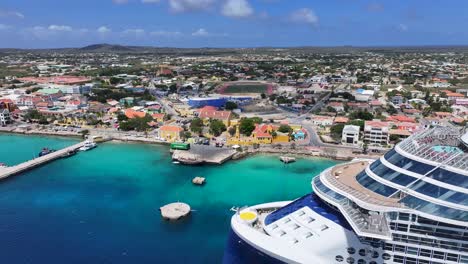 Karibikkreuzfahrt-In-Kralendijk-In-Bonaire,-Niederländische-Antillen