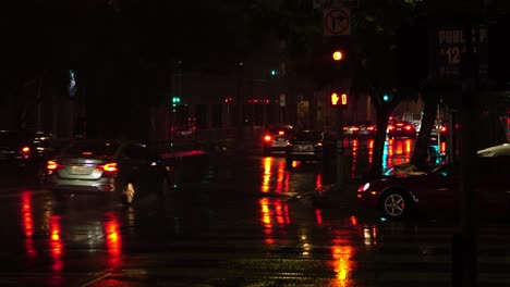 Regnerische-Nacht-In-Der-Innenstadt-Von-Los-Angeles,-USA,-Straßenverkehr,-Autos,-Lichter-Und-Nasse-Straßen