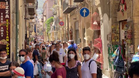 Calle-Estrecha-Y-Concurrida-De-La-Ciudad-Con-Personas-Que-Usan-Máscaras-Faciales-En-Italia-Durante-El-Covid
