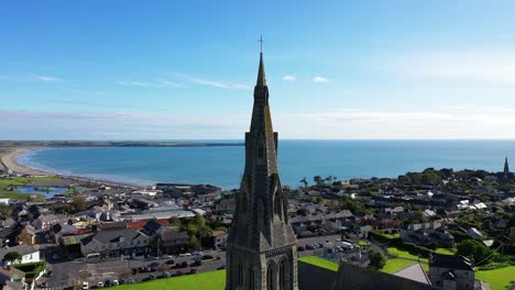 Luftumlaufbahn-über-Der-Holy-Cross-Church-In-Waterford,-Irland-Während-Des-Tages